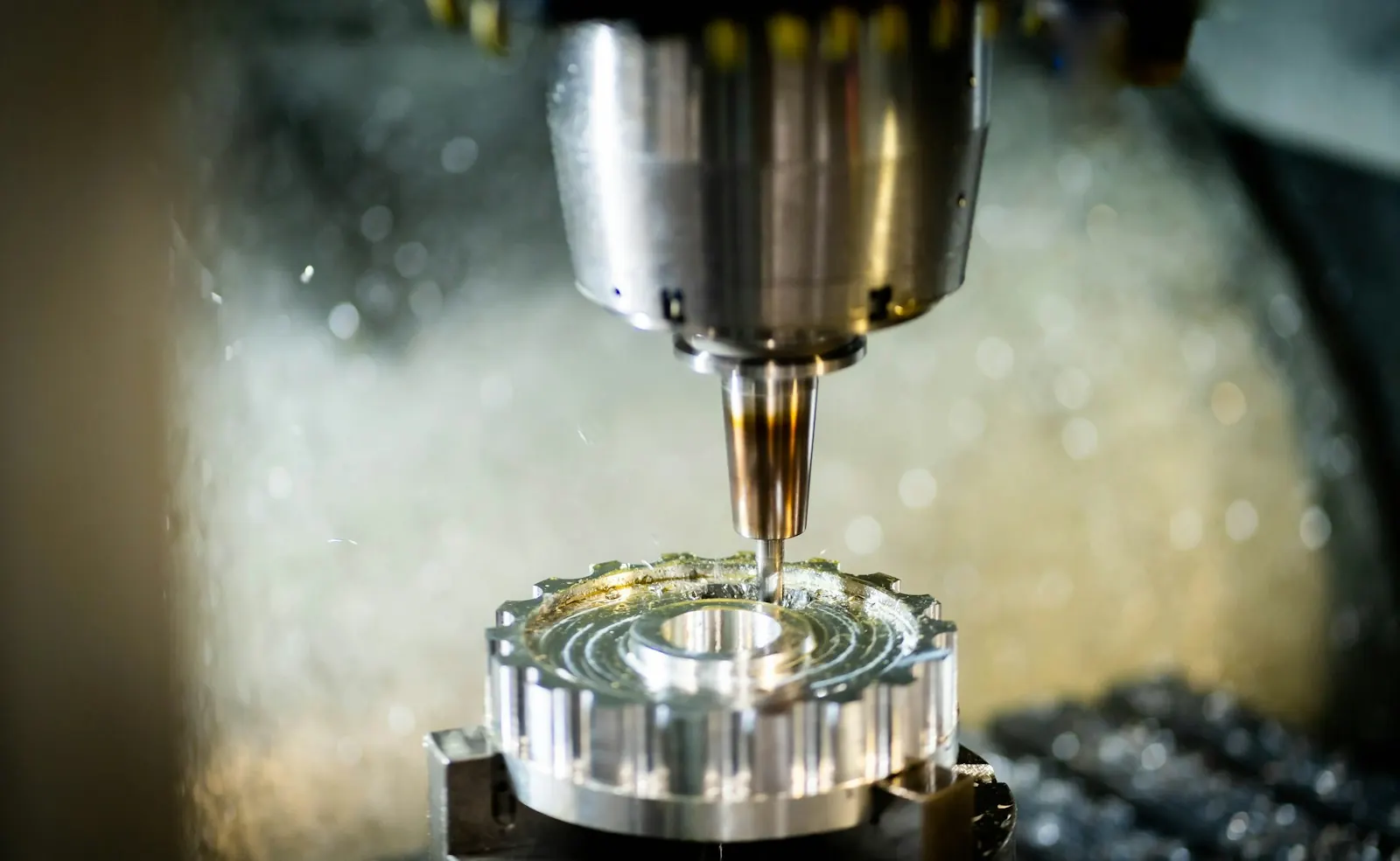 Aluminiumteil wird unter Kühlschmierstoff auf einer CNC Fräsmaschine bearbeitet
