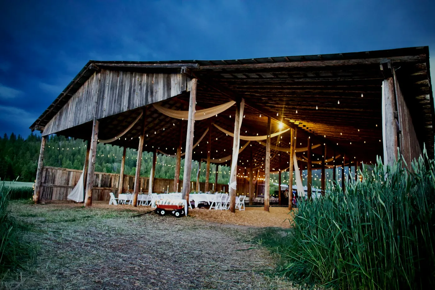 Der Pavillon: ein Holzdach mit Lichterketten, die Seiten lassen sich schließen