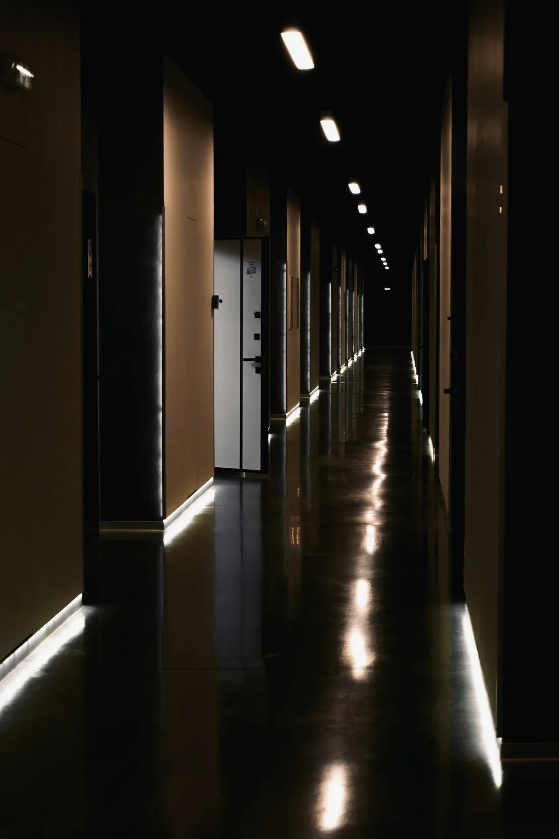 Gece ışıklandırılmış boş bir koridor