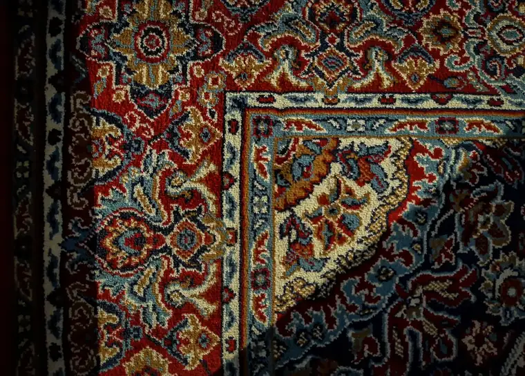 Katlanmış bir halı köşesinde kenar dokusu ve saçak dibi