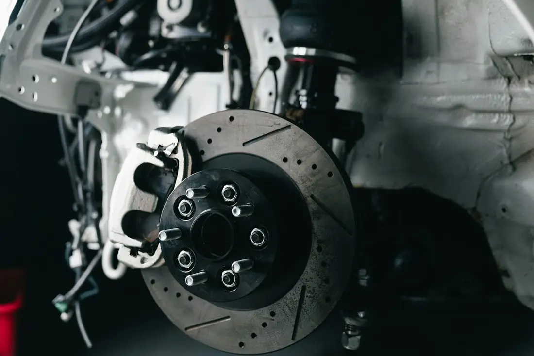Bremsscheibe und Bremssattel bei der Demontage