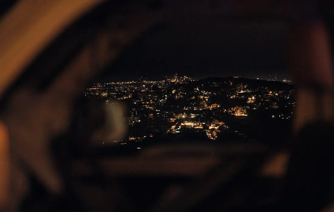 Gece, araç camından görünen şehir ışıkları