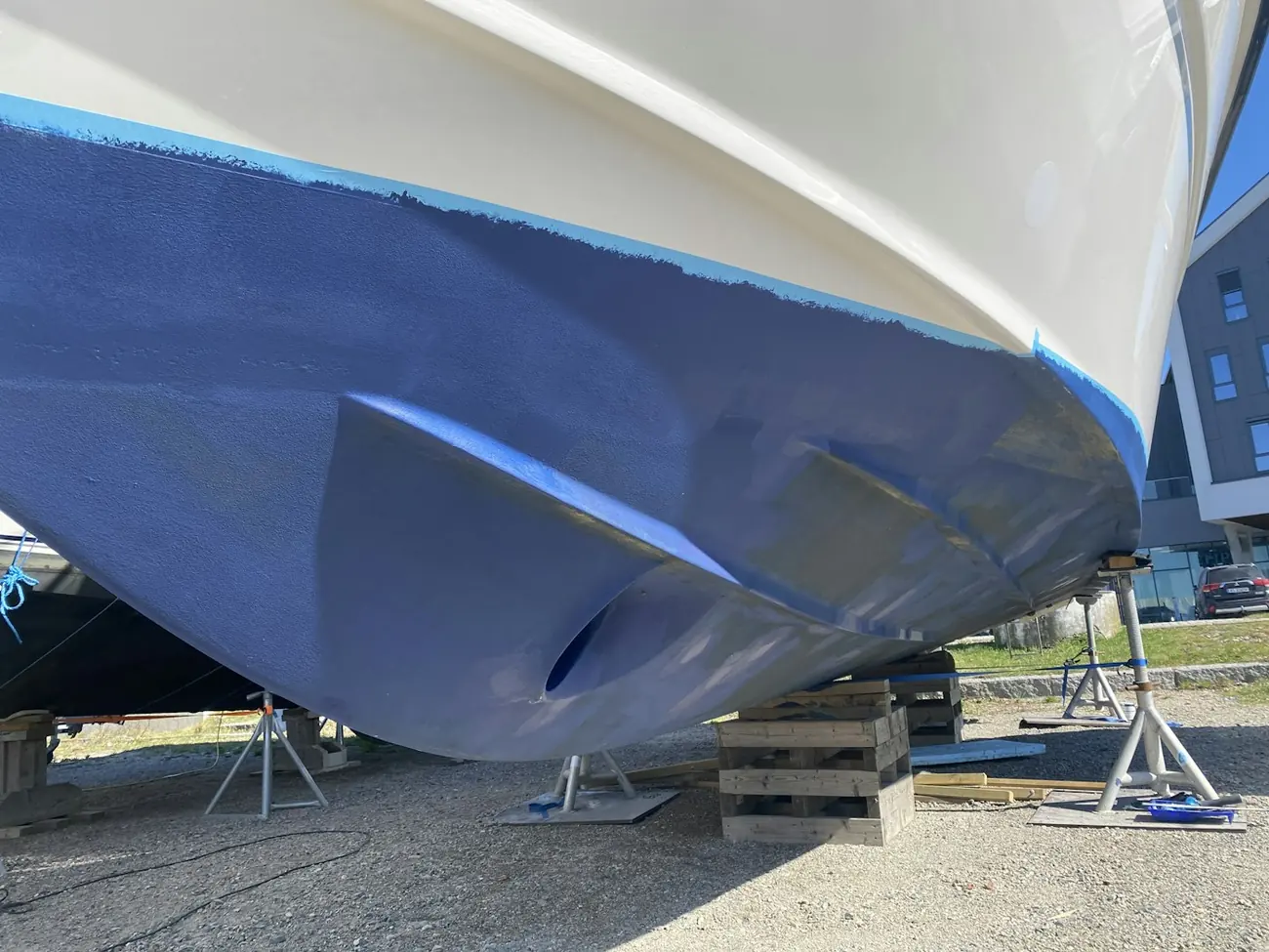 Yeni antifouling boyası atılmış mavi bir karinanın yakın görünümü